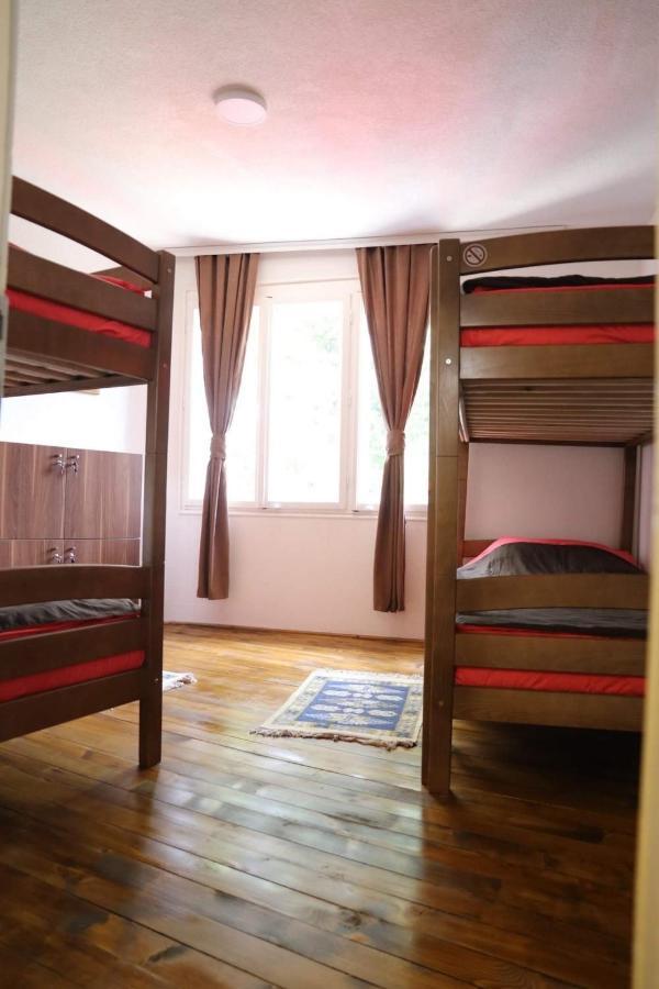 Central Hostel Pejë Esterno foto