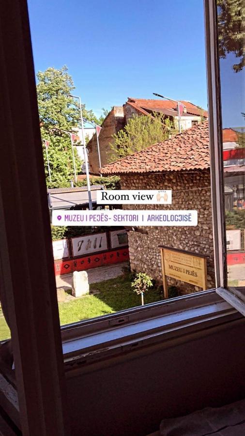 Central Hostel Pejë Esterno foto