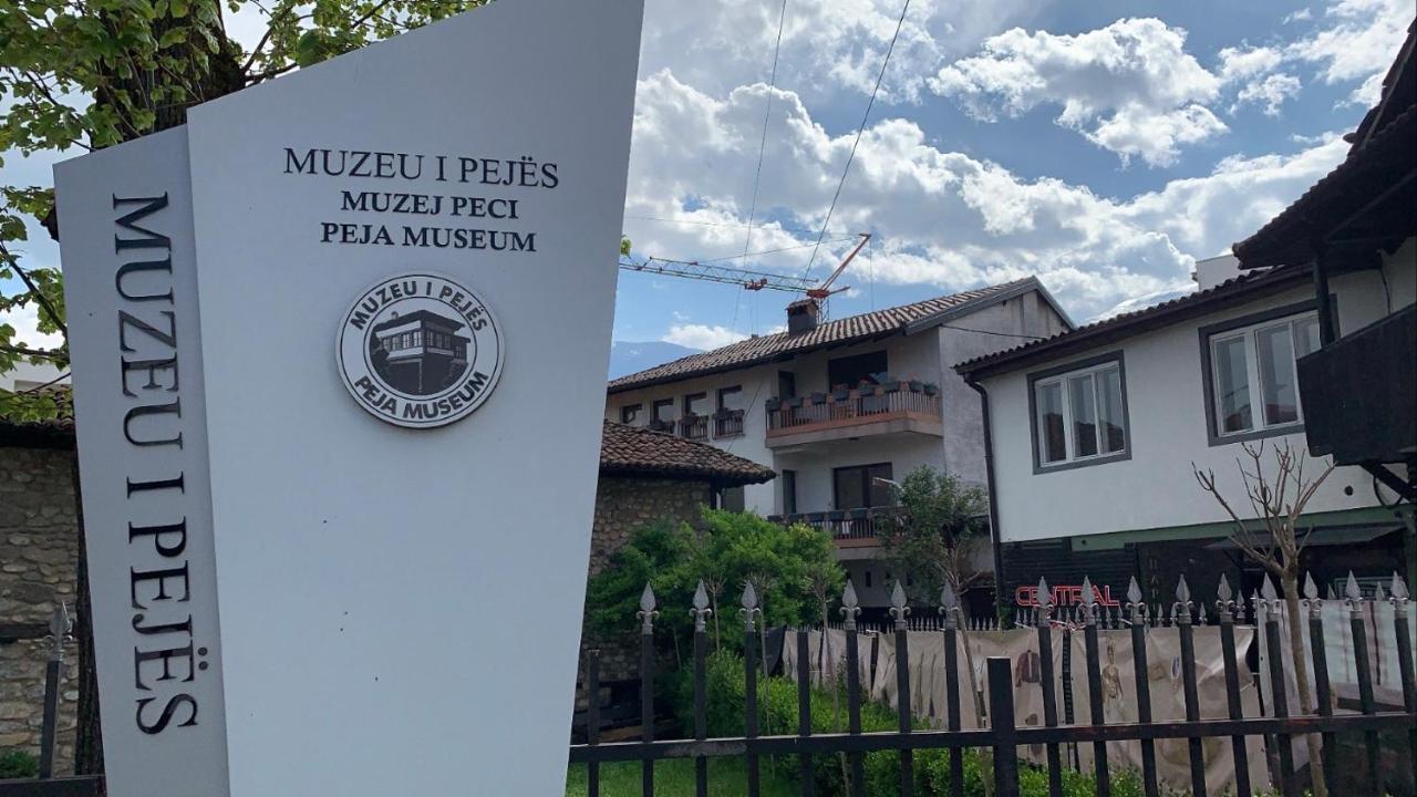 Central Hostel Pejë Esterno foto