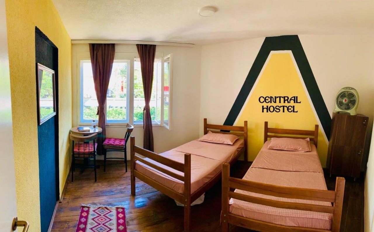 Central Hostel Pejë Esterno foto