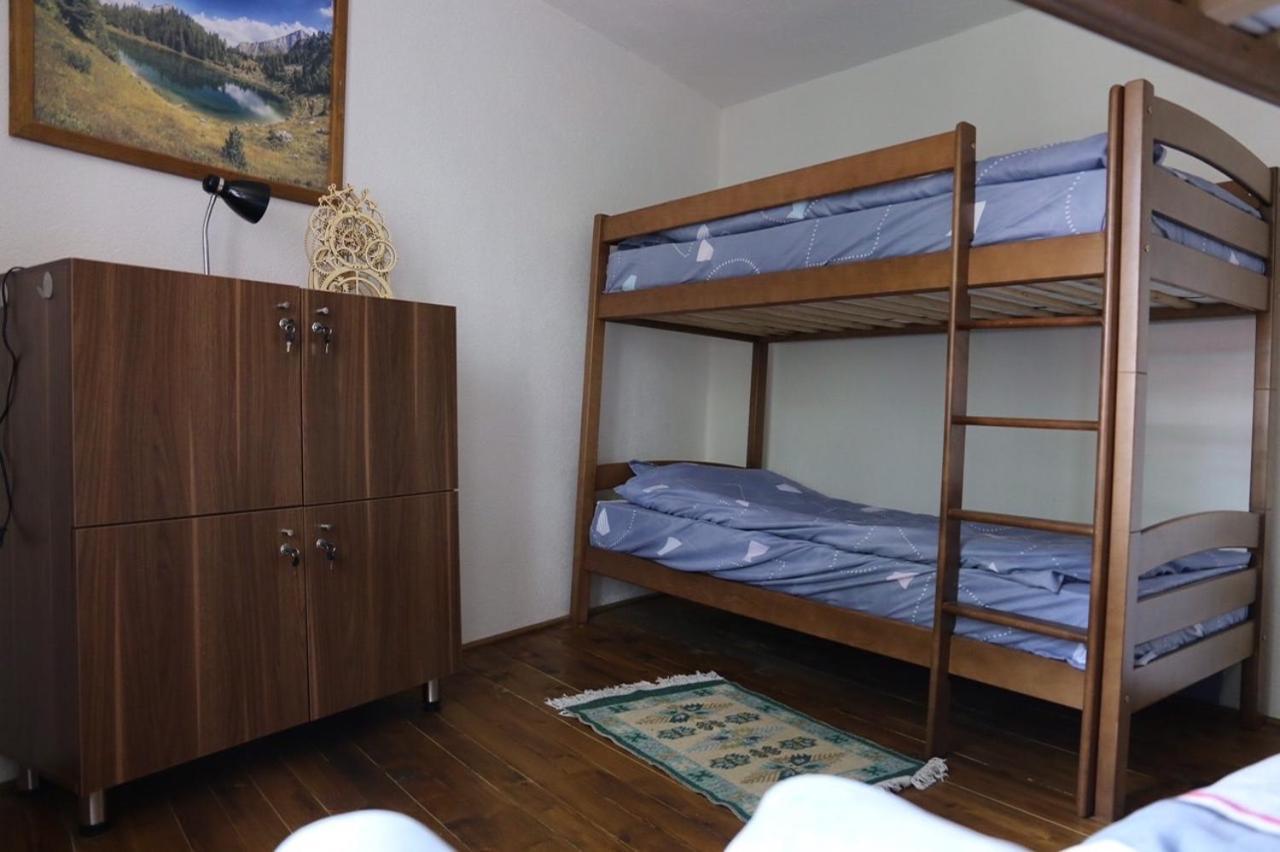 Central Hostel Pejë Esterno foto